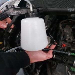 Vacuum and Pneumatic Fluid Extractor for Fuel System Bleeding, 1L