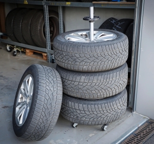Suport mobil pentru depozitarea jantelor și roților