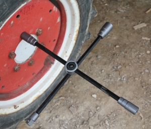 Cheie în cruce pliabilă pentru roți de camion, 24 / 27 / 32 mm și 3/4"