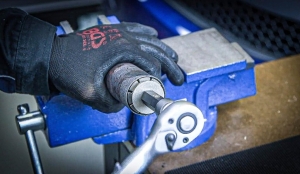 Expandor țeavă evacuare utilizat pentru extinderea unei țevi încălzite