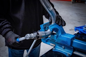 Разширител за ауспух в действие при разширяване на метална тръба