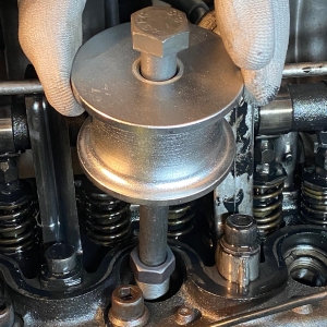 Плъзгащ чук за дизелови двигатели Mercedes – Демонтаж на предпаливни камери