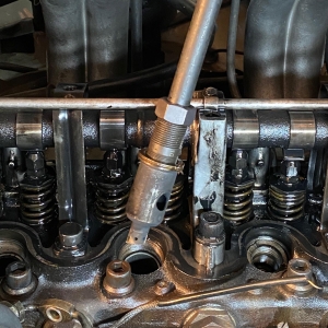 Плъзгащ чук за дизелови двигатели Mercedes – Демонтаж на предпаливни камери