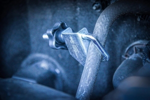 Clește pentru furtun de combustibil cu cadru metalic pivotant