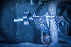 Clește pentru furtun de combustibil cu cadru metalic pivotant